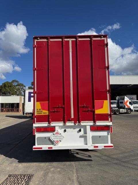 2013 Krueger 22P Straight Curtain Sider Red