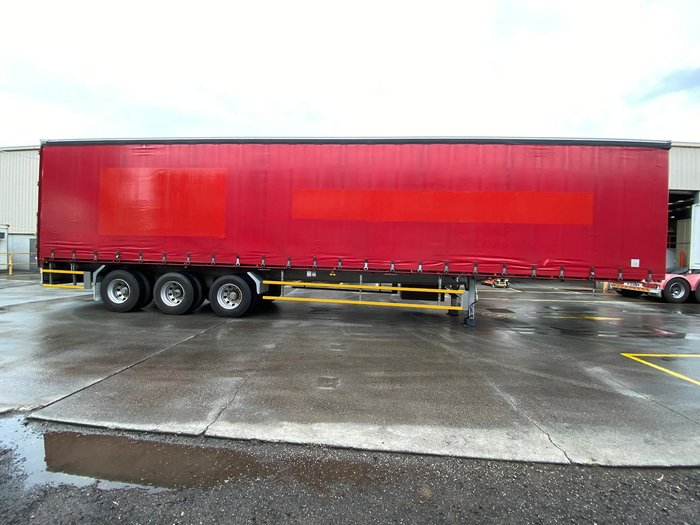 2018 Krueger 24P Straight Curtain Sider Red