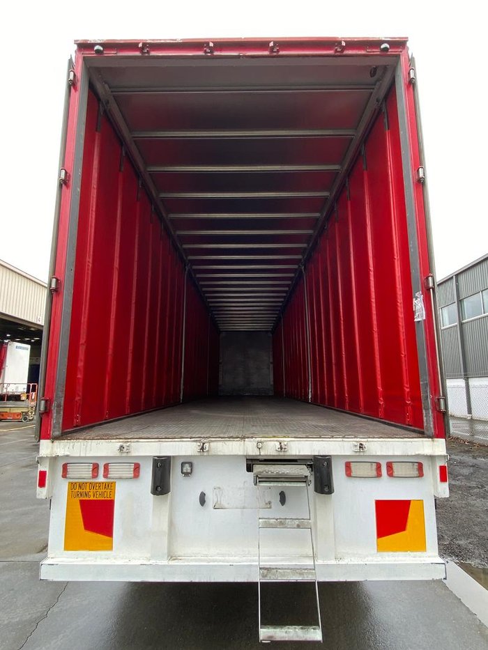 2018 Krueger 24P Straight Curtain Sider Red