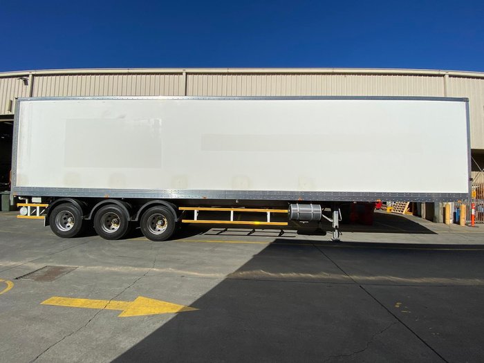 2015 Vawdrey 22P Straight Freezer Van White