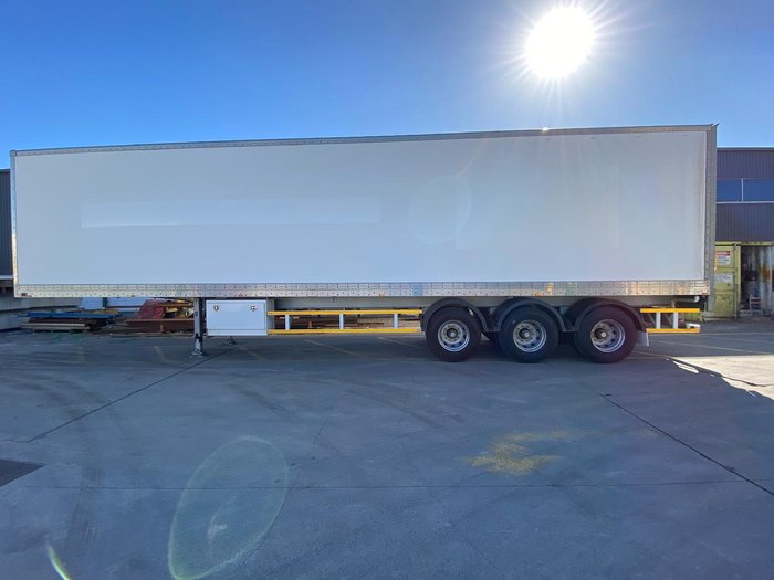 2015 Vawdrey 22P Straight Freezer Van White