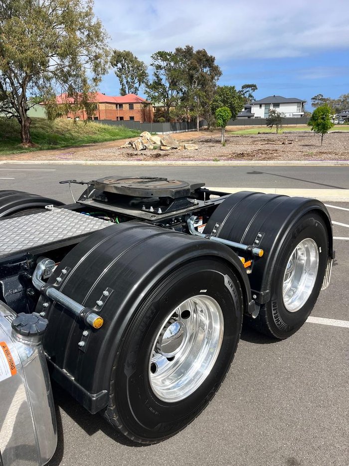2024 Freightliner Cascadia 126 White
