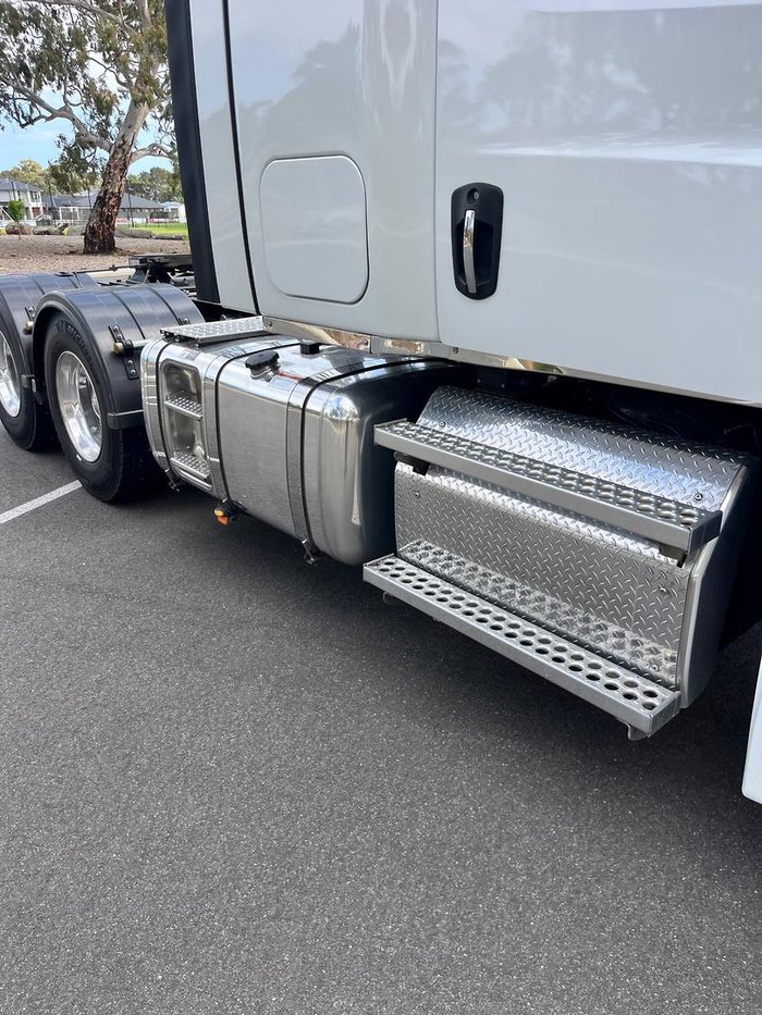 2024 Freightliner Cascadia 126 White