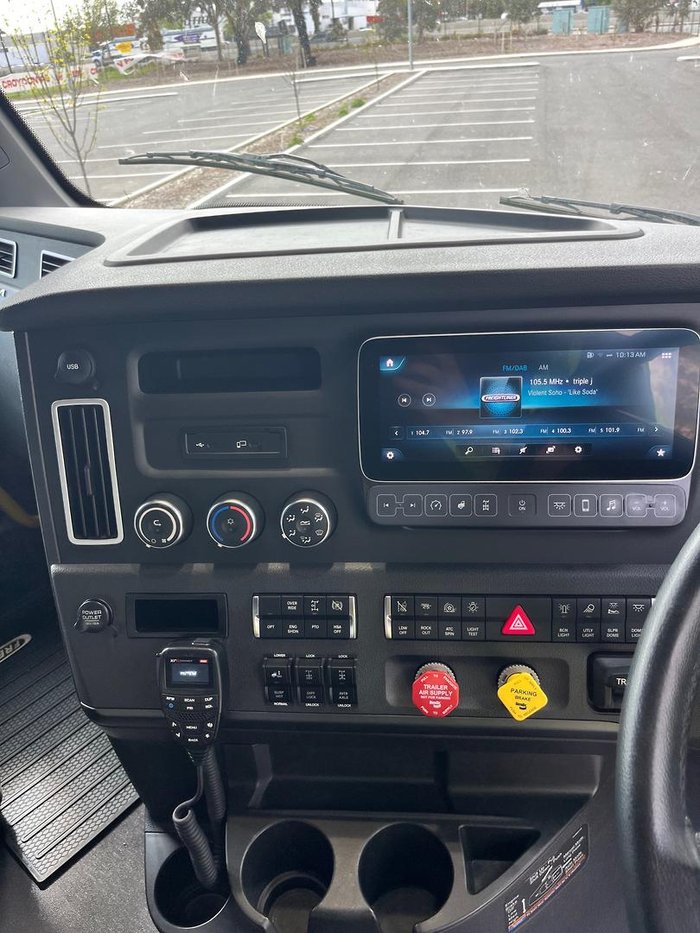 2024 Freightliner Cascadia 126 White