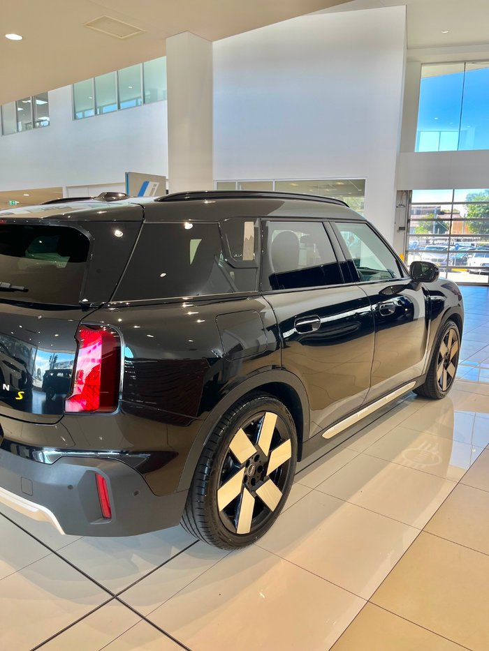 2024 MINI Countryman SE Favoured