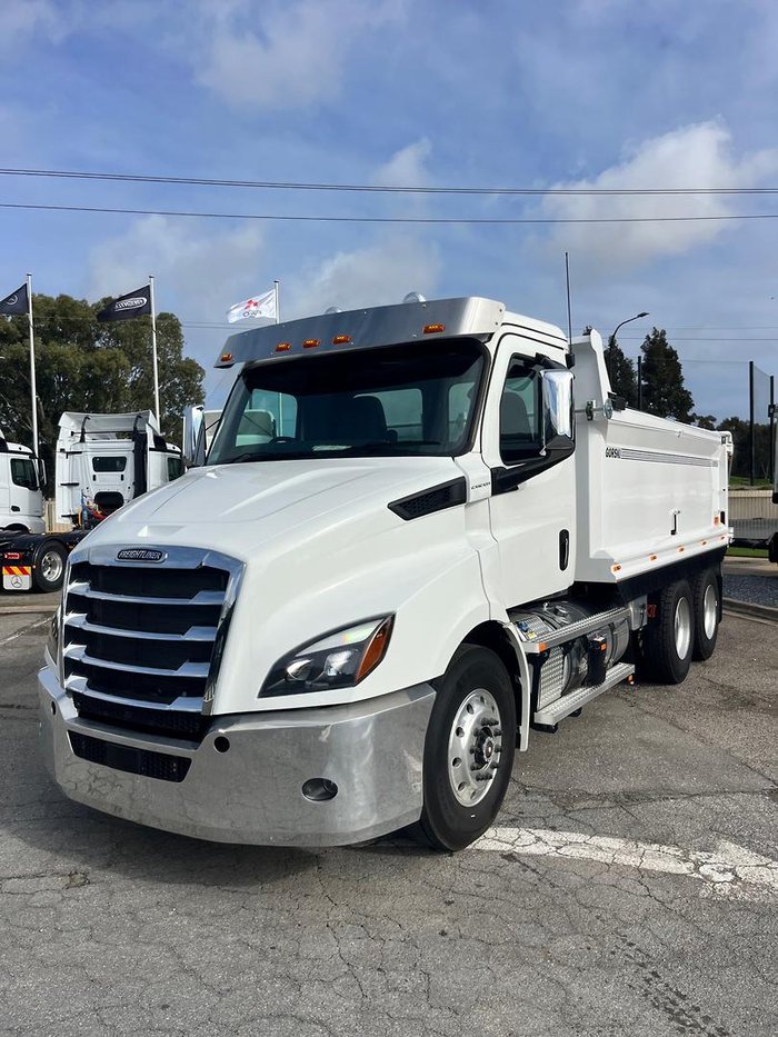 2024 Freightliner Cascadia 116 Tipper White