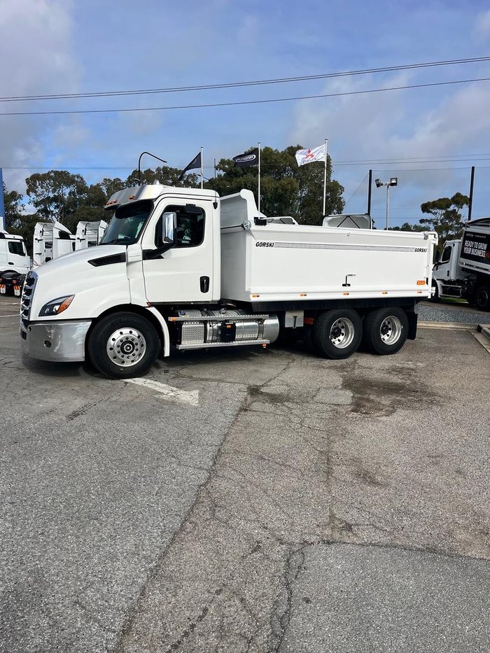 2024 Freightliner Cascadia 116 Tipper White