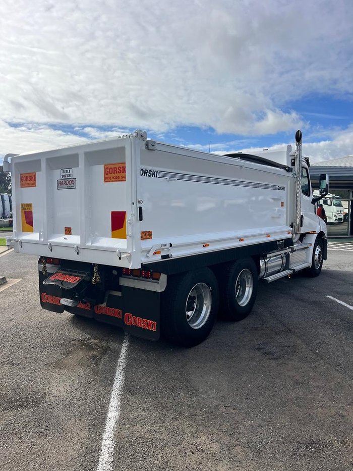2024 Freightliner Cascadia 116 Tipper White