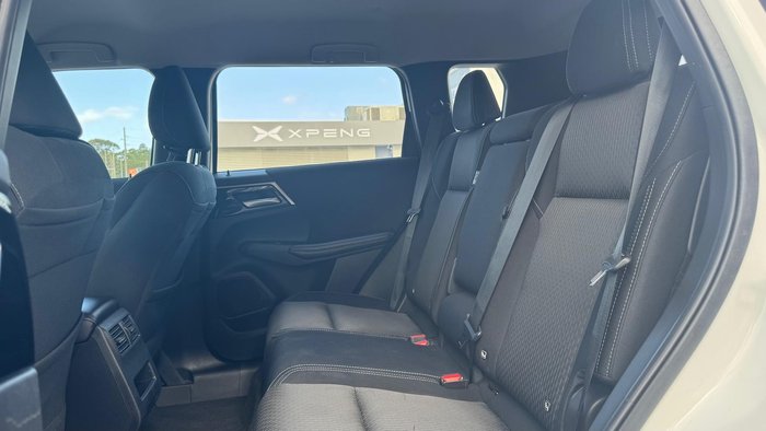 2023 Mitsubishi Outlander ES