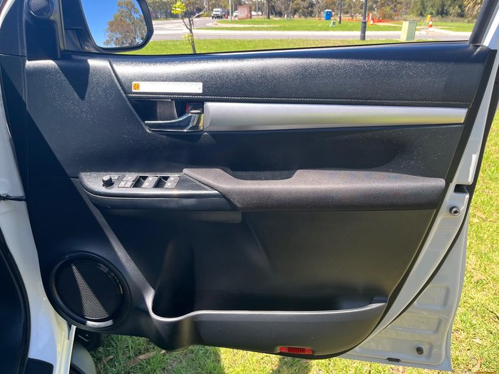 2023 Toyota Hilux SR5