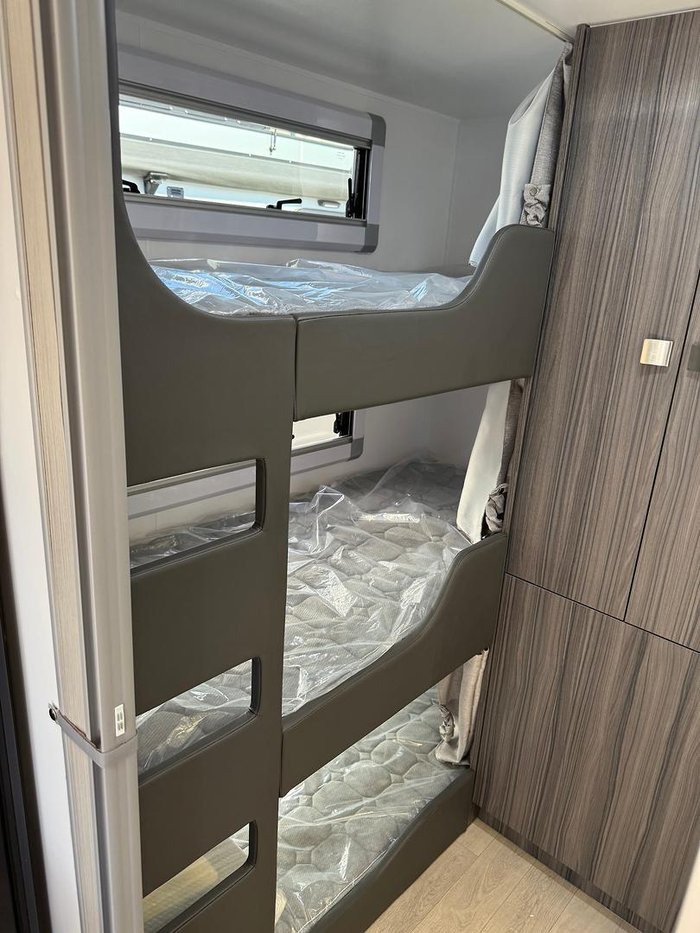 2025 Millard Mflow 19'11 Triple Bunk