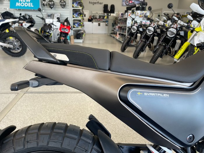 2023 HUSQVARNA SVARTPILEN 401 BLACK