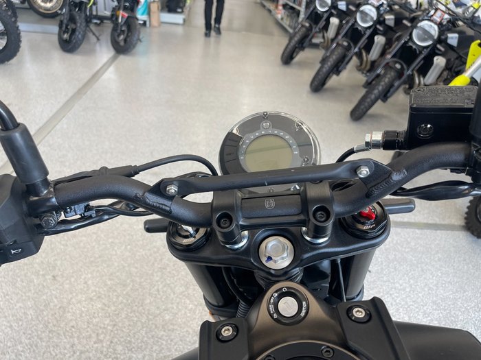 2023 HUSQVARNA SVARTPILEN 401 BLACK