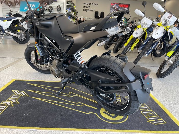 2023 HUSQVARNA SVARTPILEN 401 BLACK