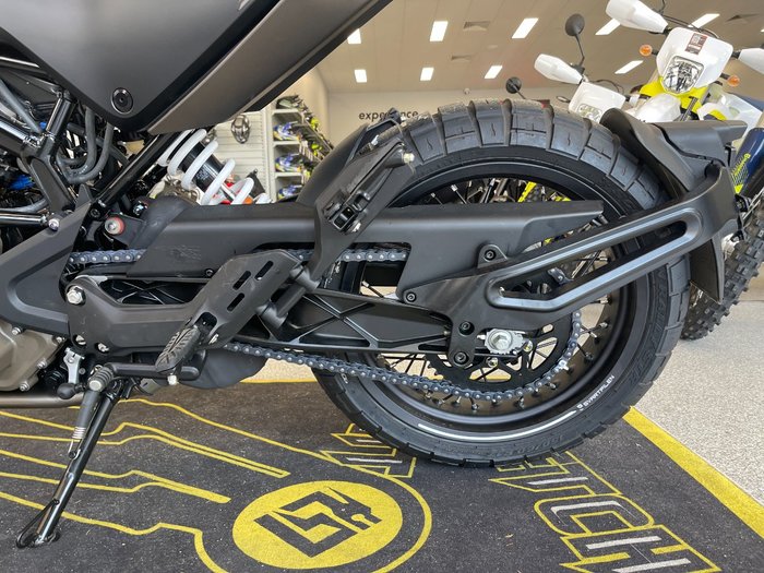2023 HUSQVARNA SVARTPILEN 401 BLACK