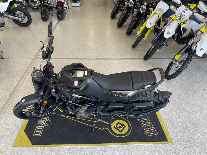 2023 HUSQVARNA SVARTPILEN 401 BLACK
