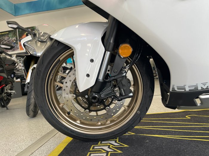 2025 CFMOTO 2025 CF MOTO 500CC 500SR VOOM ABS NEBULA WHITE