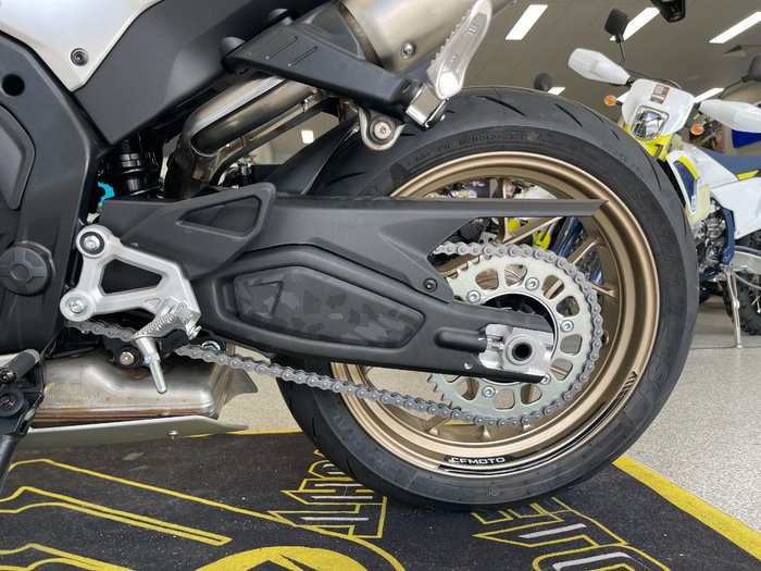 2025 CFMOTO 2025 CF MOTO 500CC 500SR VOOM ABS NEBULA WHITE