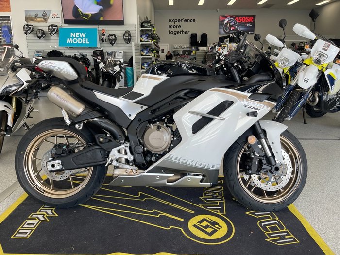 2025 CFMOTO 2025 CF MOTO 500CC 500SR VOOM ABS NEBULA WHITE