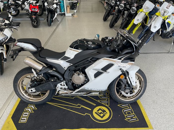 2025 CFMOTO 2025 CF MOTO 500CC 500SR VOOM ABS NEBULA WHITE