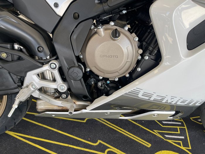 2025 CFMOTO 2025 CF MOTO 500CC 500SR VOOM ABS NEBULA WHITE