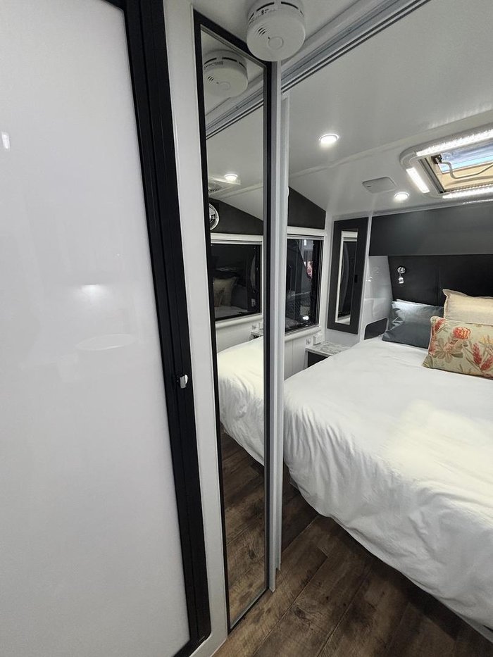 2024 Wonderland RV 22Ft Rear Club Lounge & Centre Bathroom