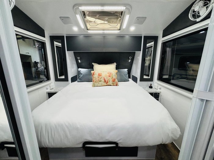 2024 Wonderland RV 22Ft Rear Club Lounge & Centre Bathroom