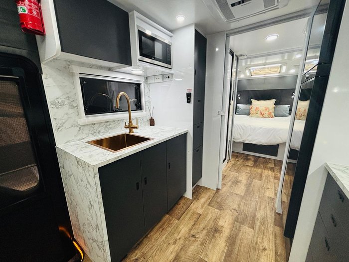 2024 Wonderland RV 22Ft Rear Club Lounge & Centre Bathroom