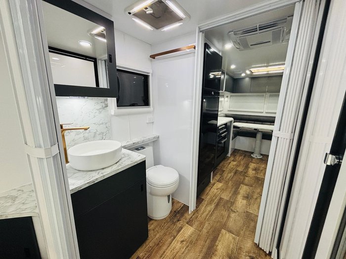 2024 Wonderland RV 22Ft Rear Club Lounge & Centre Bathroom