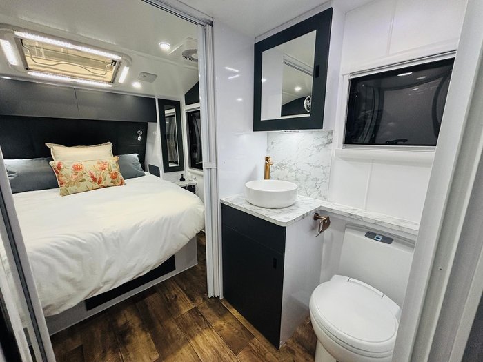 2024 Wonderland RV Ho2200rc Rear Club Lounge & Centre Bathroom