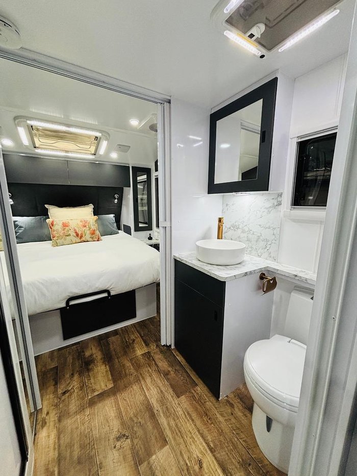 2024 Wonderland RV 22Ft Rear Club Lounge & Centre Bathroom