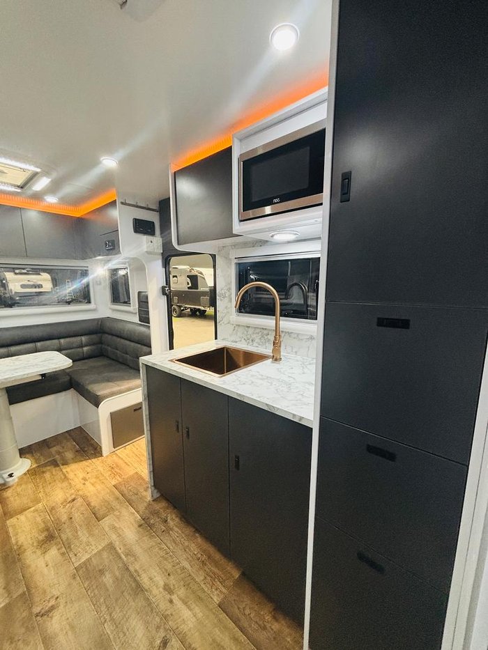 2024 Wonderland RV Ho2200rc Rear Club Lounge & Centre Bathroom