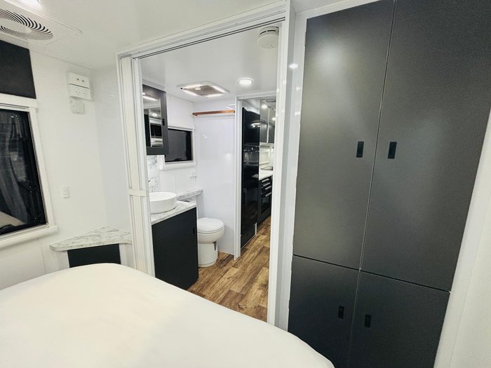 2024 Wonderland RV Ho2200rc Rear Club Lounge & Centre Bathroom