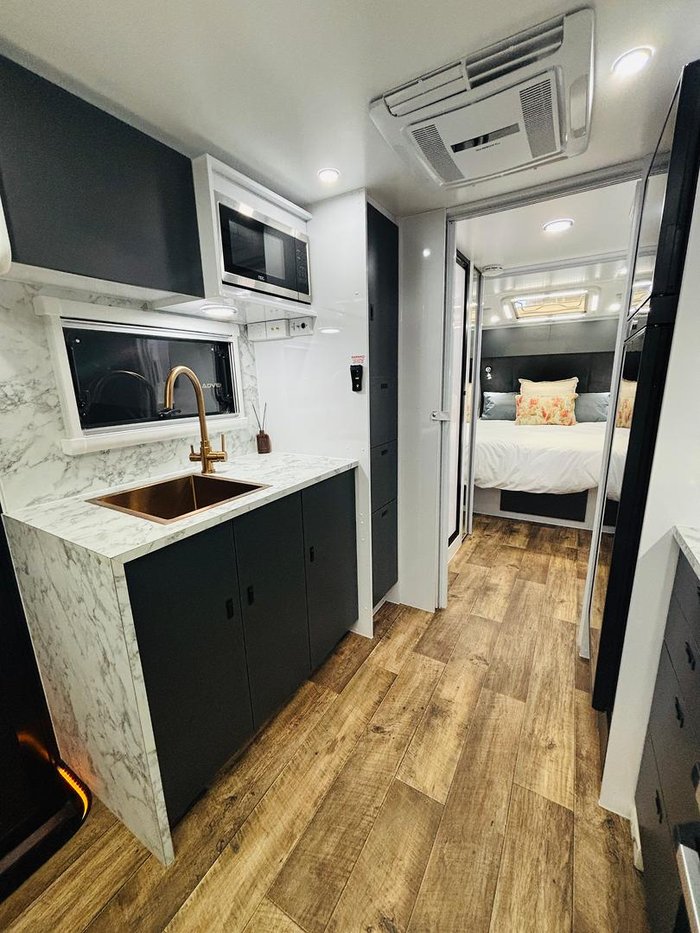 2024 Wonderland RV Ho2200rc Rear Club Lounge & Centre Bathroom