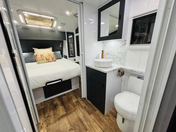 2024 Wonderland RV Ho2200rc Rear Club Lounge & Centre Bathroom