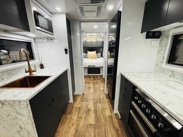 2024 Wonderland RV 22Ft Rear Club Lounge & Centre Bathroom