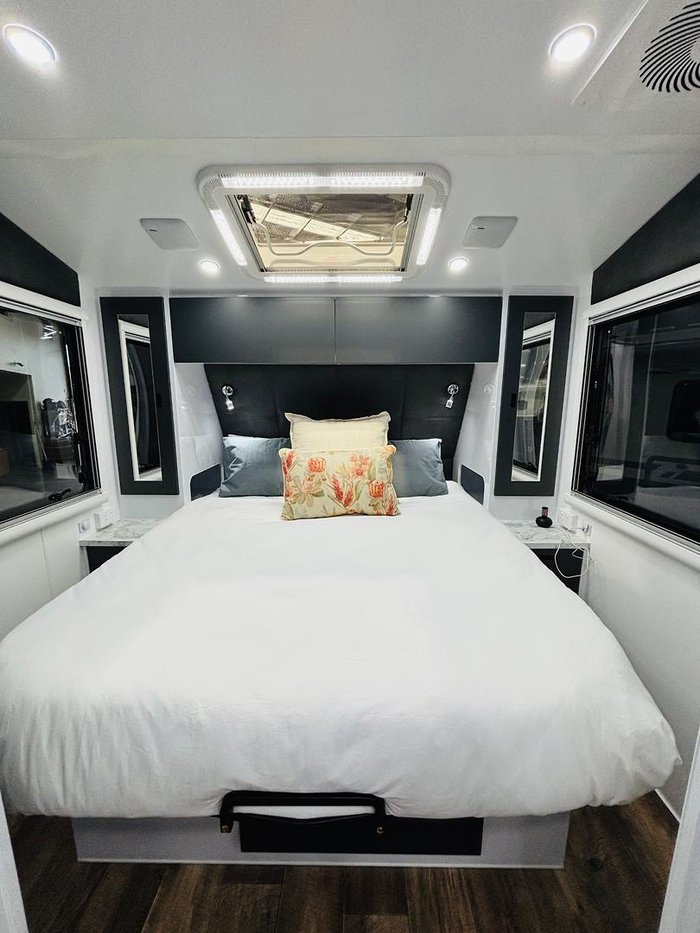 2024 Wonderland RV Ho2200rc Rear Club Lounge & Centre Bathroom