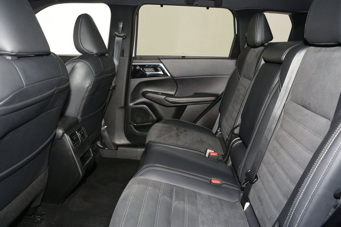 2023 Mitsubishi Outlander LS Black Edition