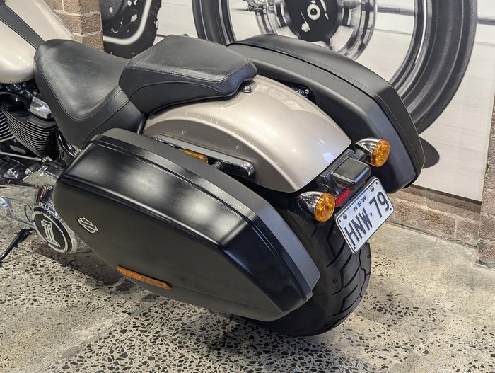 2017 Harley-Davidson Sport Glide 107 (FLSB) Softail Silver