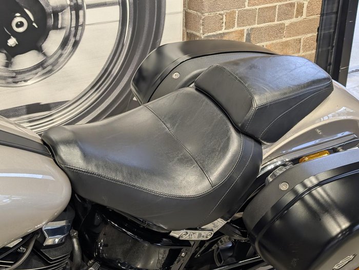 2017 Harley-Davidson Sport Glide 107 (FLSB) Softail Silver