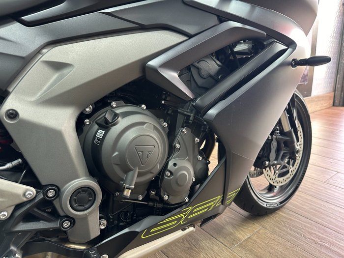 2025 Triumph DAYTONA 660 Black