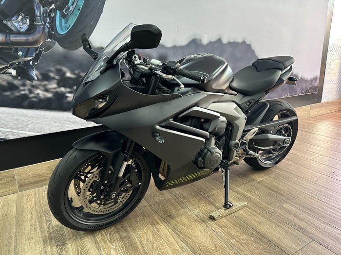 2025 Triumph DAYTONA 660 Black