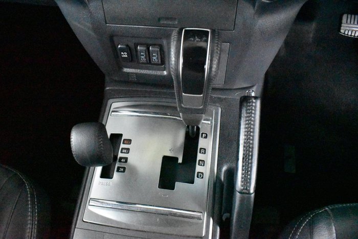 2013 Mitsubishi Pajero VR-X