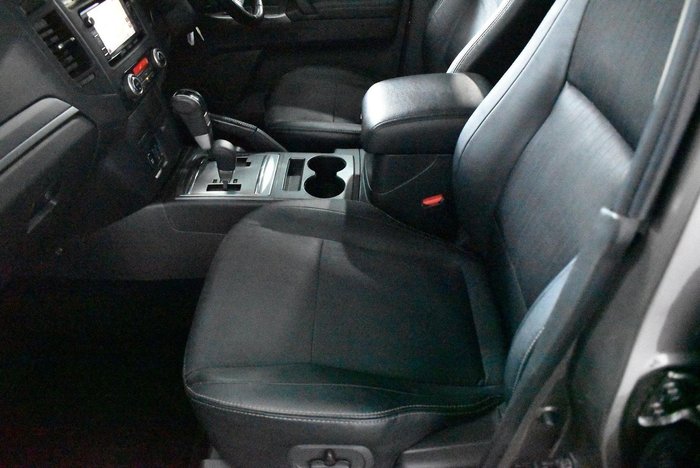 2013 Mitsubishi Pajero VR-X