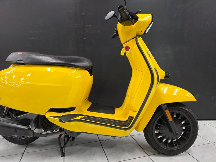 2023 Lambretta V 200 SPECIAL Yellow