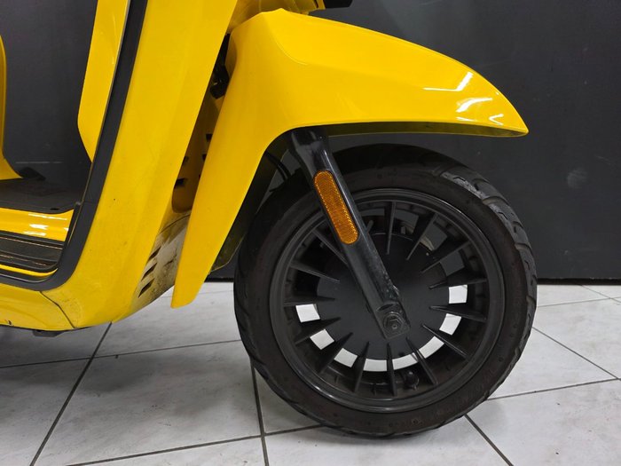 2023 Lambretta V 200 SPECIAL Yellow