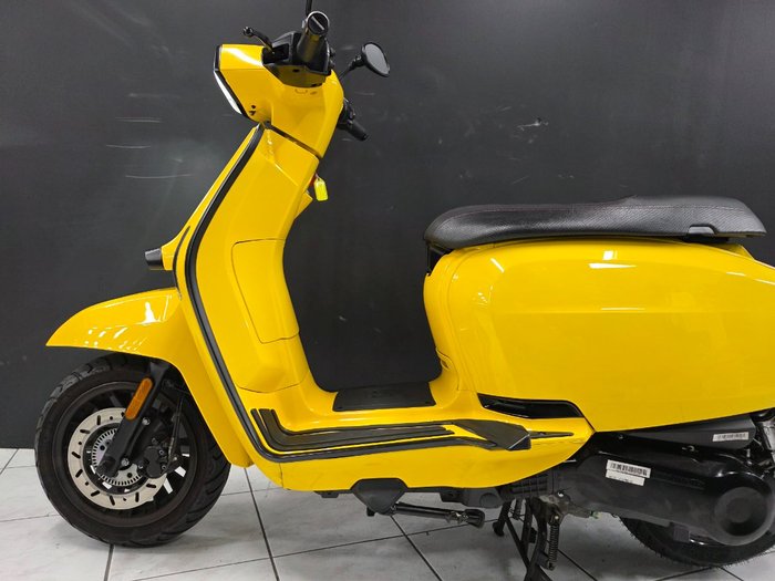 2023 Lambretta V 200 SPECIAL Yellow