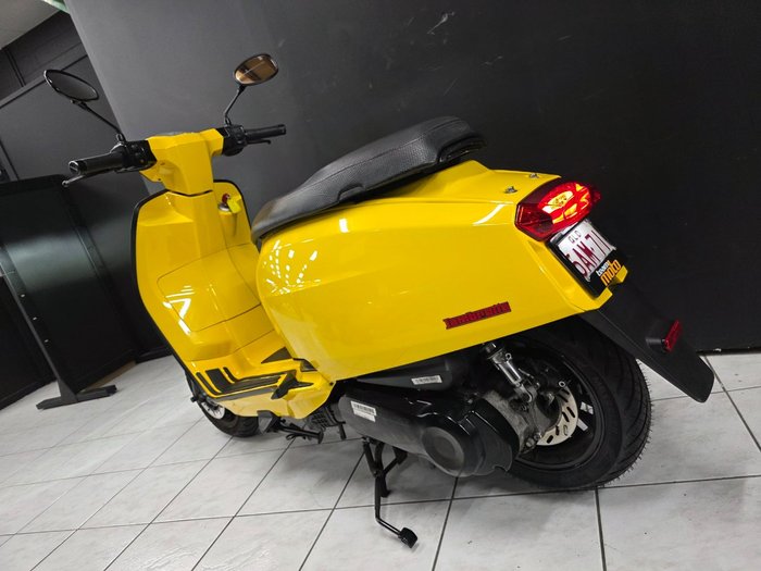 2023 Lambretta V 200 SPECIAL Yellow