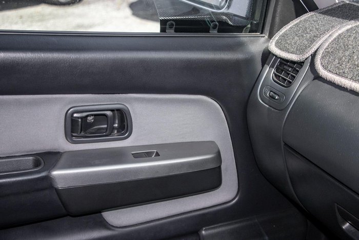 2012 Nissan Navara ST-R