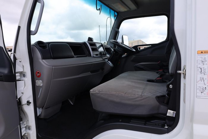 2021 Fuso 515 Canter Pantech White